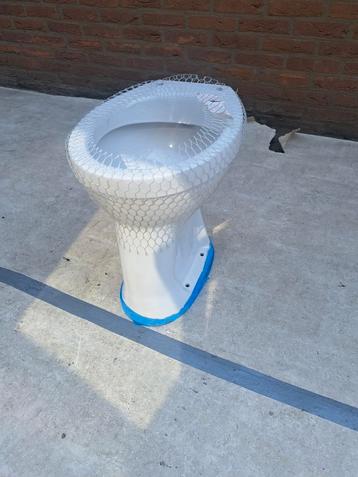 3x nieuwe staande vlakspoel wc (B28) beschikbaar voor biedingen