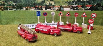 Lego auto,s en verkeer bordjes eind jaren 50 beschikbaar voor biedingen