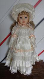 Prachtige porseleinen pop met satijnen kleed, Ophalen, Zo goed als nieuw, Pop