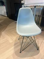 Vitra Eames DSR stoel zwart gepoedercoat onderstel, Light Gr, Huis en Inrichting, Stoelen, Overvliet 60, Ingrid@itsdoneconcepts.com