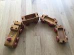Houten trein firma Nooitgedagt. 3 Wagons met koppelstukken., Ophalen of Verzenden