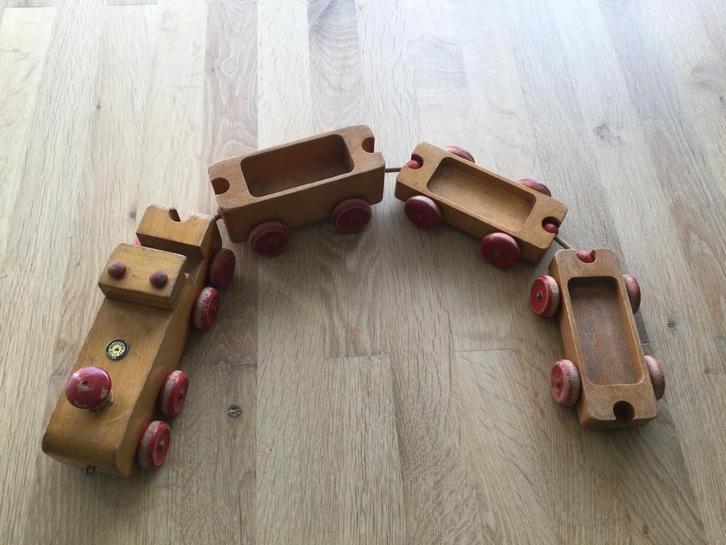 Houten trein firma Nooitgedagt. 3 Wagons met koppelstukken., Antiek en Kunst, Antiek | Speelgoed, Ophalen of Verzenden