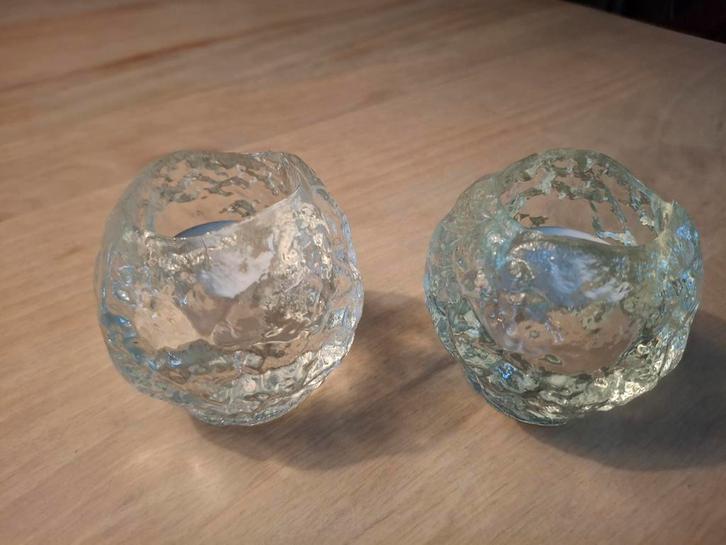 2 Kosta Boda Snowball Waxinelichtjes Design Ann Wärff, Huis en Inrichting, Woonaccessoires | Kandelaars en Kaarsen, Gebruikt, Kandelaar