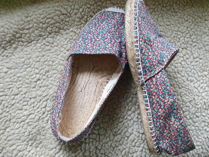 Lichte instapper espadrille zgan mt 37 loafer Kleurige stof, Kleding | Dames, Schoenen, Zo goed als nieuw, Espadrilles of Moccasins