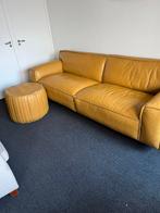 Prachtige kalfsleren (lounche) bank in mosterdgeel met poef, Ophalen, Zo goed als nieuw