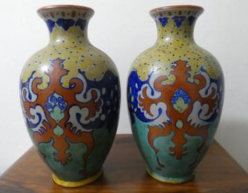 twee plateel vazen van Plazuid [1577] beschikbaar voor biedingen