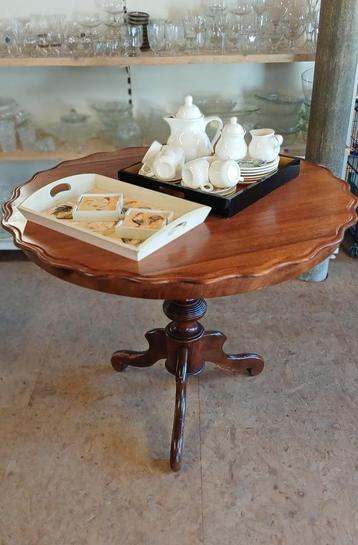 Ronde Biedermeier eettafel. Notenhout. 3poot  beschikbaar voor biedingen