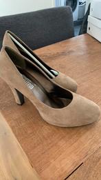 Beige suède pumps nieuw maat 39, Pumps, Beige, Ophalen of Verzenden, Zo goed als nieuw