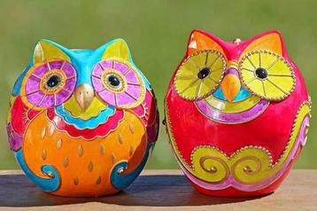 Beeld mooie originele, kleurige kunstzinnige Uil, blauw rood beschikbaar voor biedingen