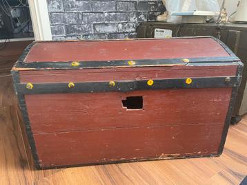 Vintage Houten Kist met Metalen Banden beschikbaar voor biedingen