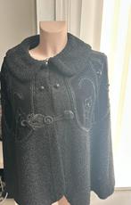 Zwarte jas met borduursels, Ophalen of Verzenden, Gedragen, Maat 38/40 (M), Zwart