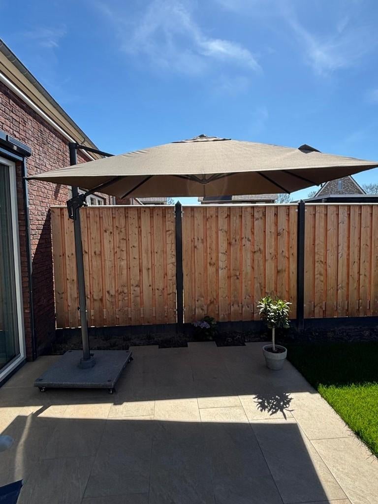 Te koop zweefparasol verstelbaar met verrijdbare voet, Tuin en Terras, Parasols, Ophalen, Verstelbaar, Gebruikt, 2 tot 3 meter