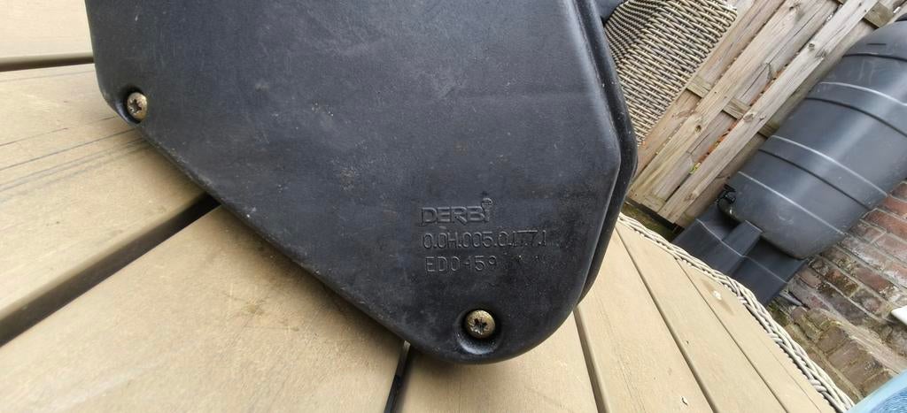 Derbi luchtfilter box origineel, Fietsen en Brommers, Ophalen of Verzenden, Zo goed als nieuw, Overige typen, Derbi senda