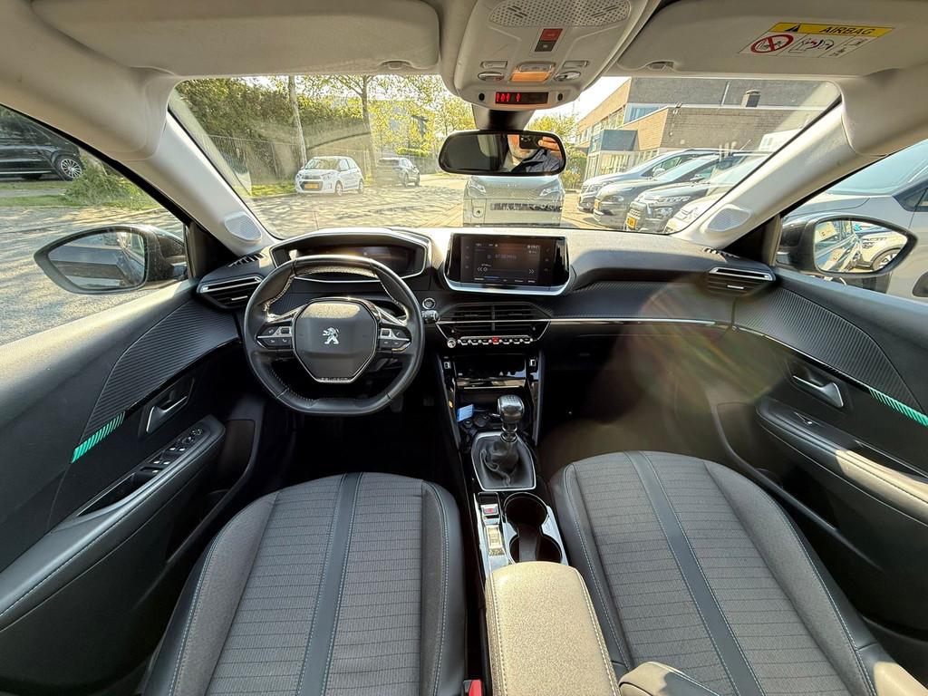Peugeot 208 1.2 PureTech Allure, Panodak, Navi Dealer auto, Auto's, Peugeot, Voorwielaandrijving, 101 pk, Gebruikt, Leder en Stof