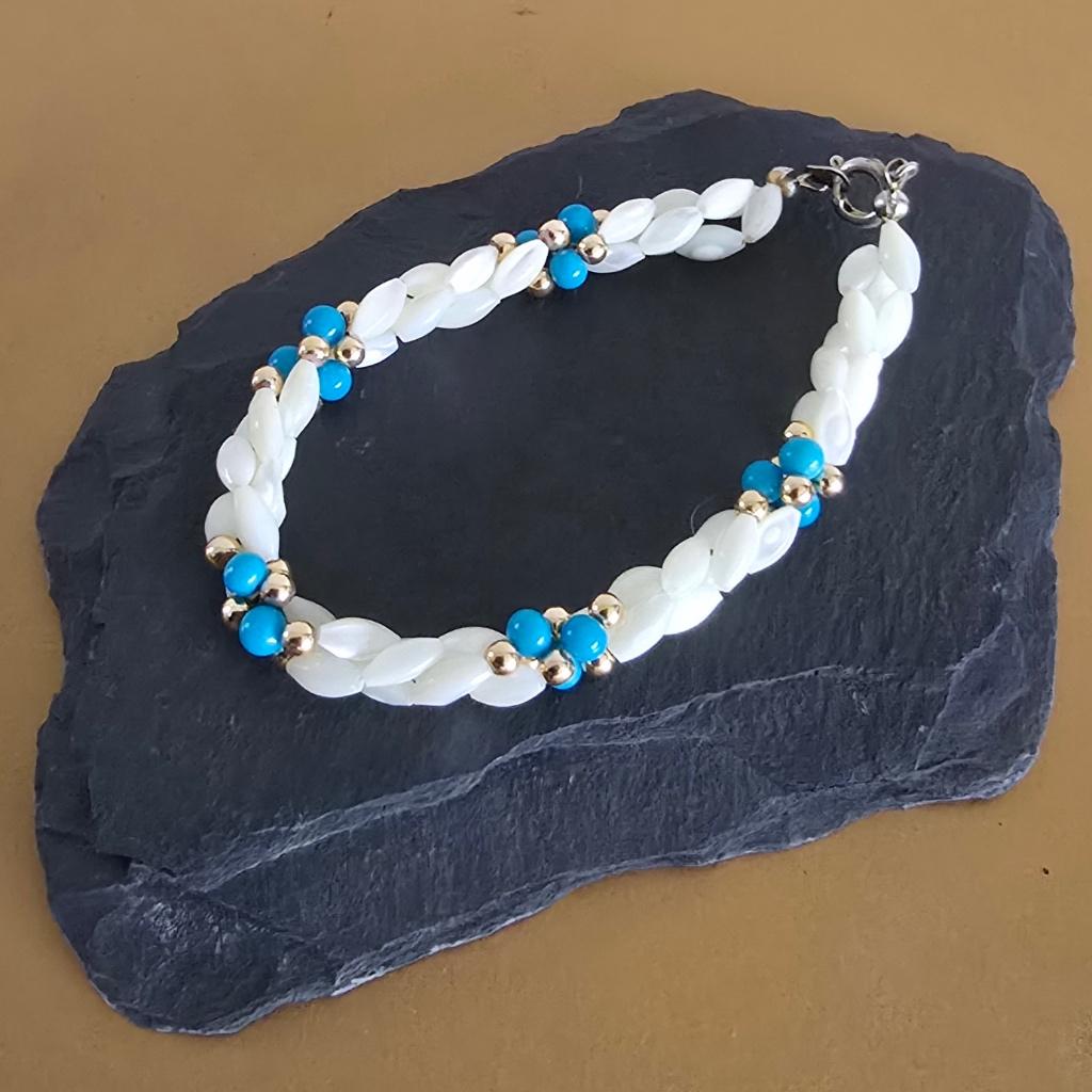 Armband van parelmoer kralen / schelpparels uit Curacao, Sieraden, Tassen en Uiterlijk, Armbanden, Ophalen of Verzenden, Zo goed als nieuw