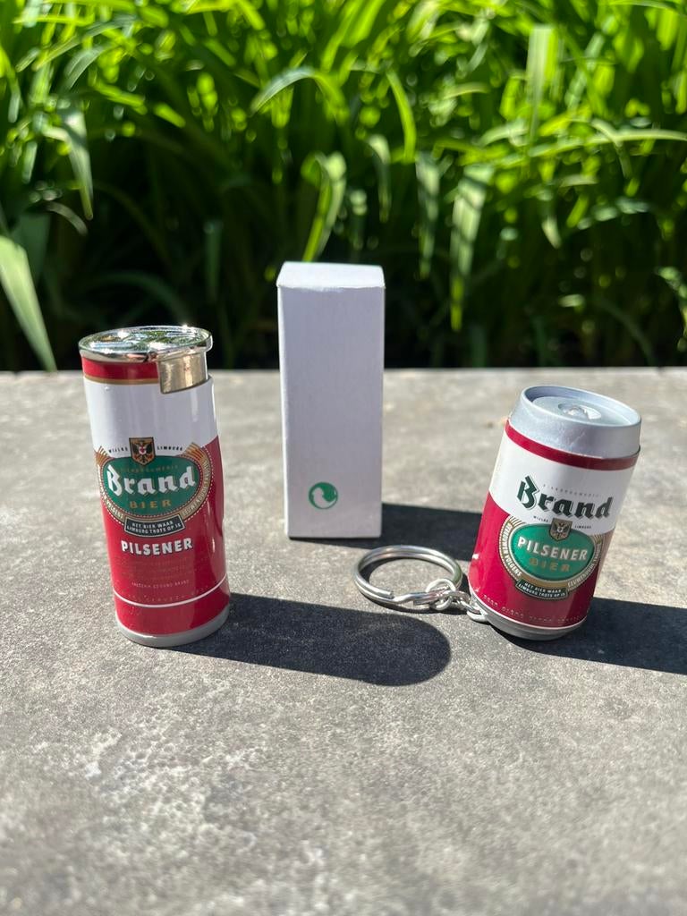 Set van 2 Brand Bier reclame items (aansteker + lampje), Verzamelen, Biermerken, Ophalen of Verzenden, Zo goed als nieuw, Overige typen