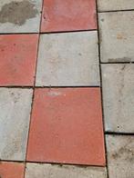 Gratis: Tegels rood en grijs 50x50, beton, Tuin en Terras, Tegels en Klinkers, Ophalen, Gebruikt, 10 m² of meer, Beton