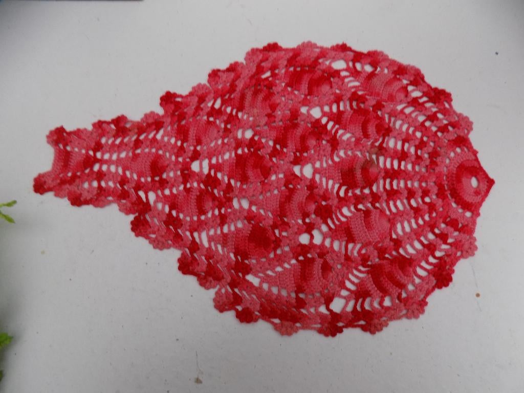 tafelkleed Kleedje gehaakt in de vorm van een vis rood, Ophalen of Verzenden, Gebruikt, Rechthoek, Binnen