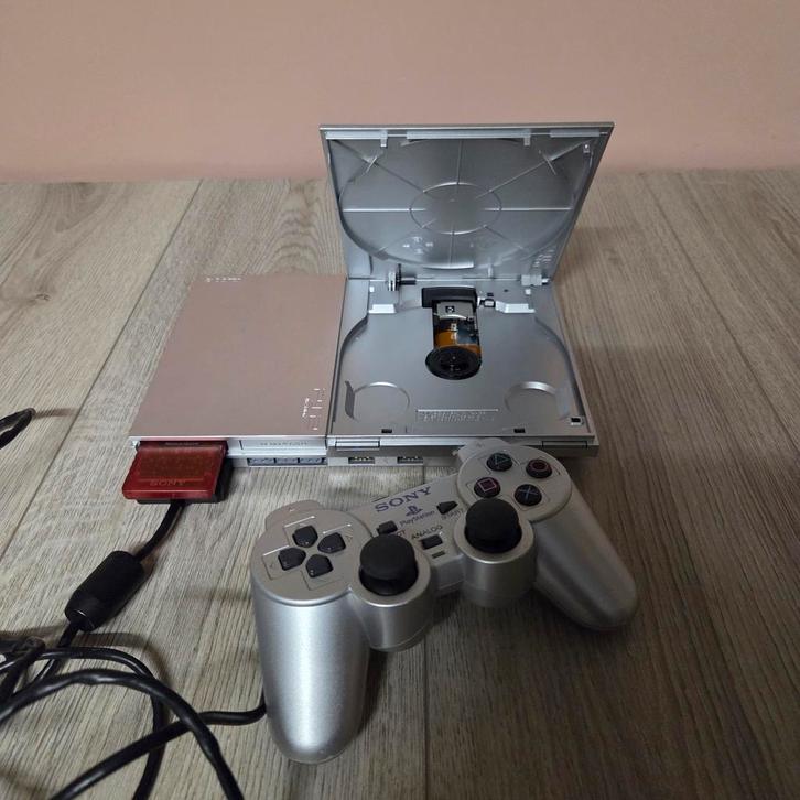 Playstation 2 Slim, Spelcomputers en Games, Spelcomputers | Sony PlayStation 2, Gebruikt, Slim, Zilver, Met 1 controller, Met geheugenkaart