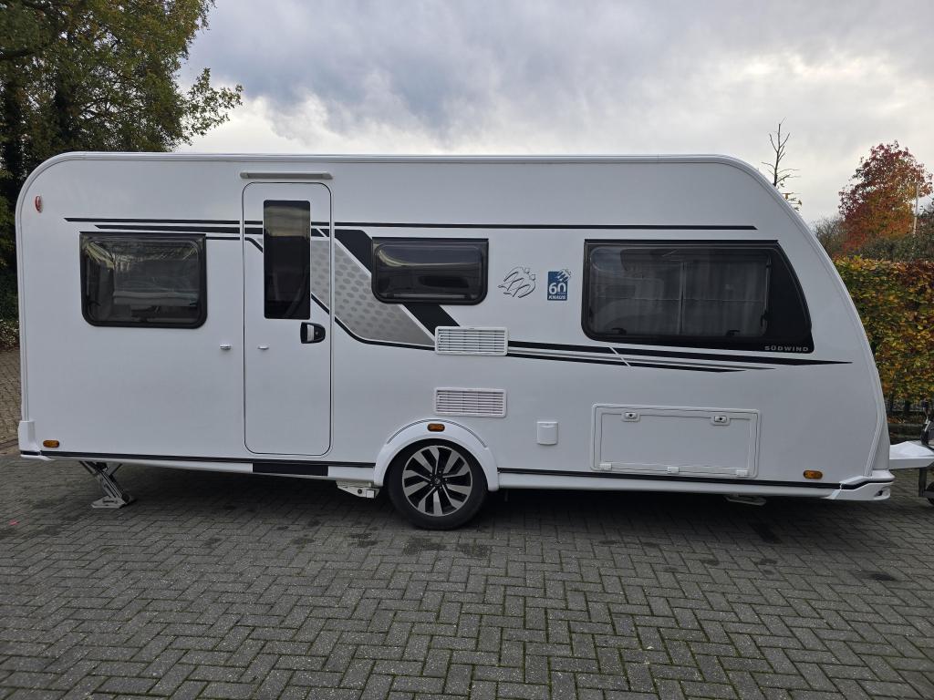 Knaus Sudwind 60 Years 500 EU met mover en lengtebedden, Caravans en Kamperen, Rondzit, Bedrijf, 5 tot 6 meter, Knaus
