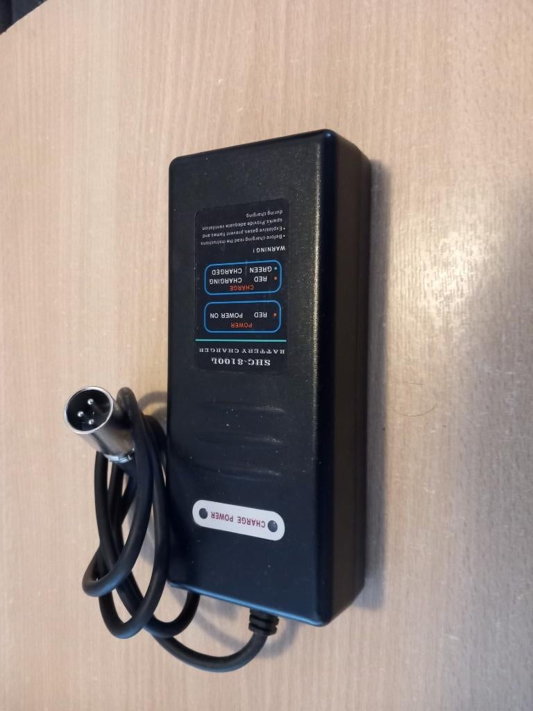 Fietsacculader 36 Volt 2 Ampere., Fietsen en Brommers, Fietsaccessoires | Fietsaccu's, Ophalen of Verzenden, Zo goed als nieuw