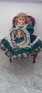 Poppen op notenhouten bankje, Ophalen of Verzenden, Pop