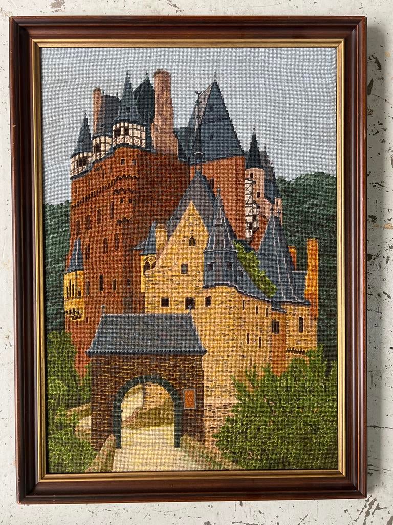 Geborduurd Schilderij Burg Eltz - Ingelijst (64x86 cm), Ophalen