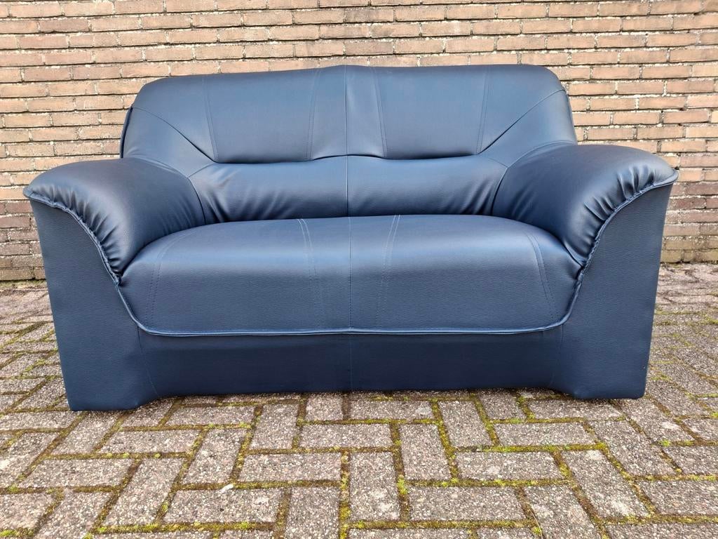 Moderne bank van imitatieleer, Huis en Inrichting, Ophalen, Tweepersoons, Zo goed als nieuw, Rechte bank