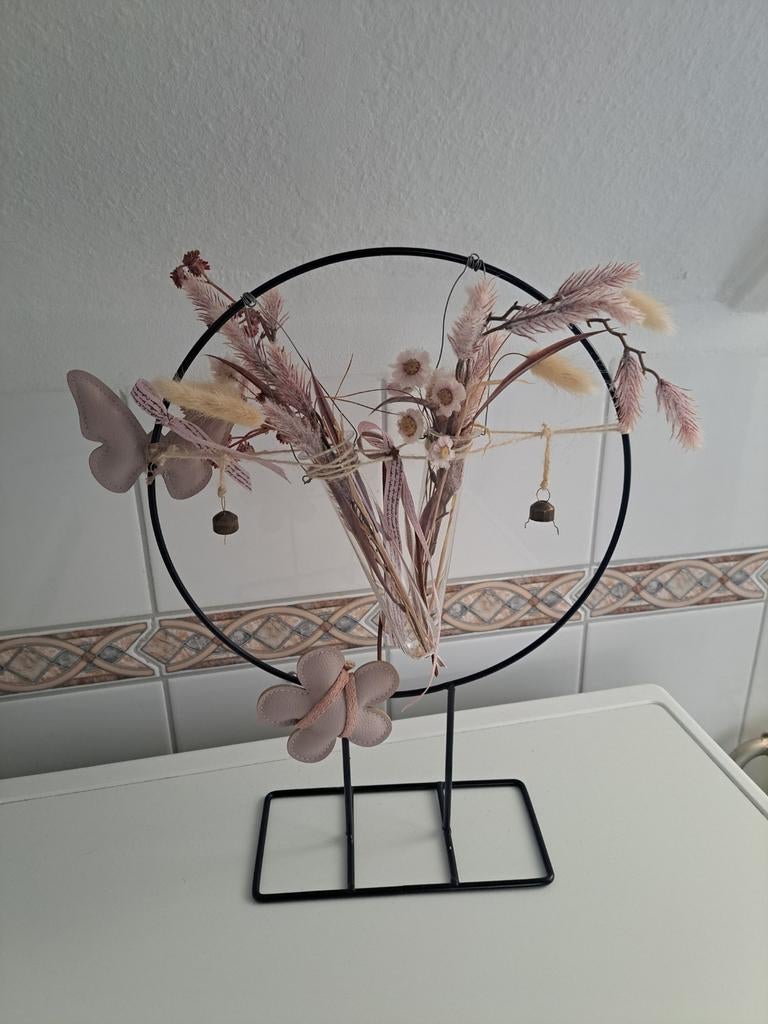 Decoratieve ring met droogbloemen en vlinders, Huis en Inrichting, Woonaccessoires | Vazen, Overige materialen, Overige kleuren
