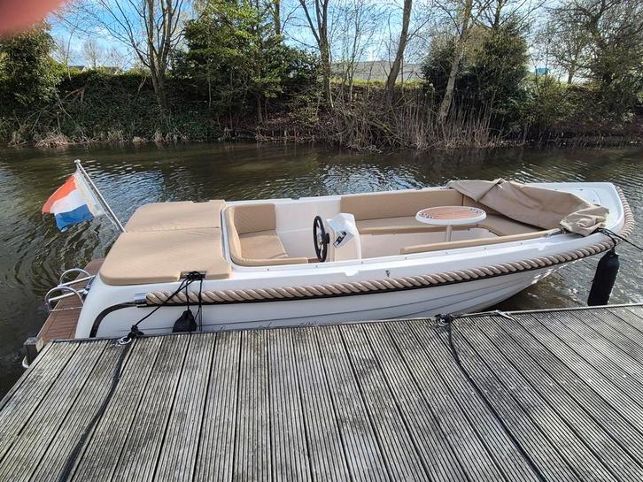 Lago Amore 590 elektrische boot met veel extra's, Watersport en Boten, Sloepen, Zo goed als nieuw, Tot 10 pk, 3 tot 6 meter, Buitenboordmotor