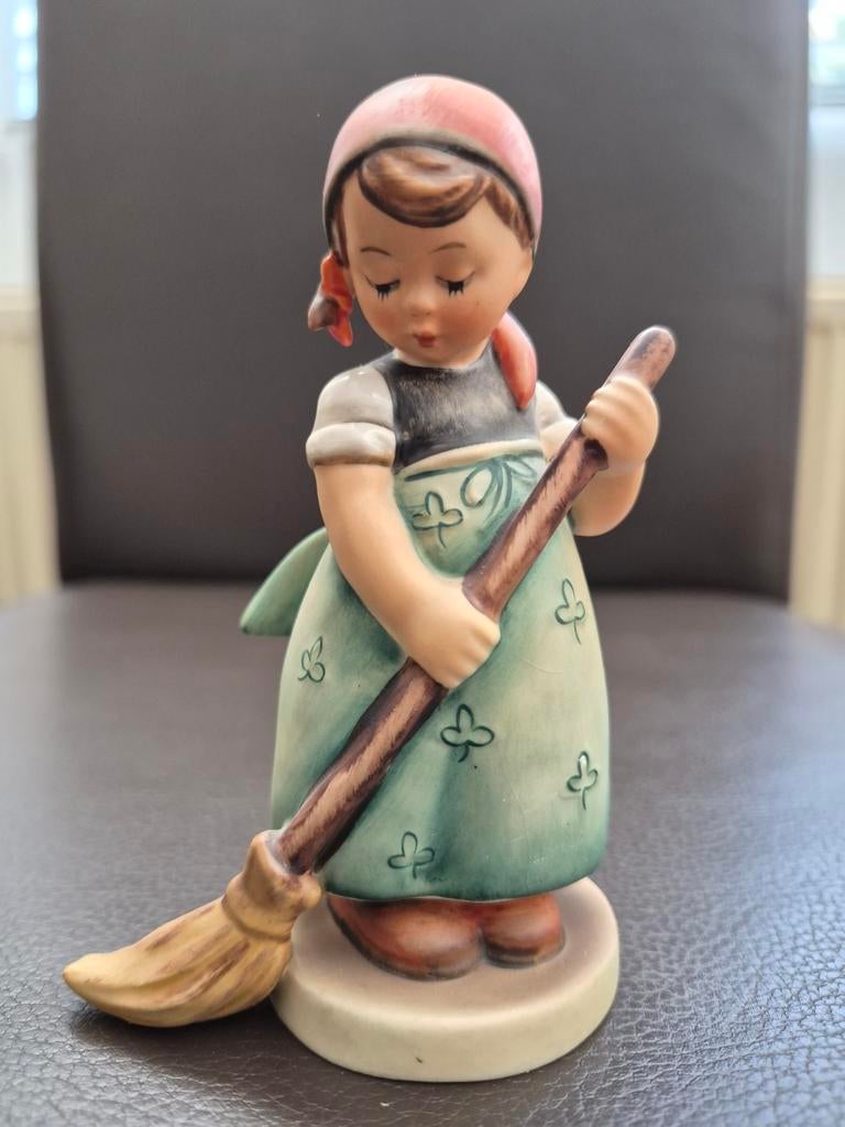 Vintage Hummel beeldje 'Sweeper Girl' (Veegster), Verzamelen, Ophalen of Verzenden, Zo goed als nieuw, Mens