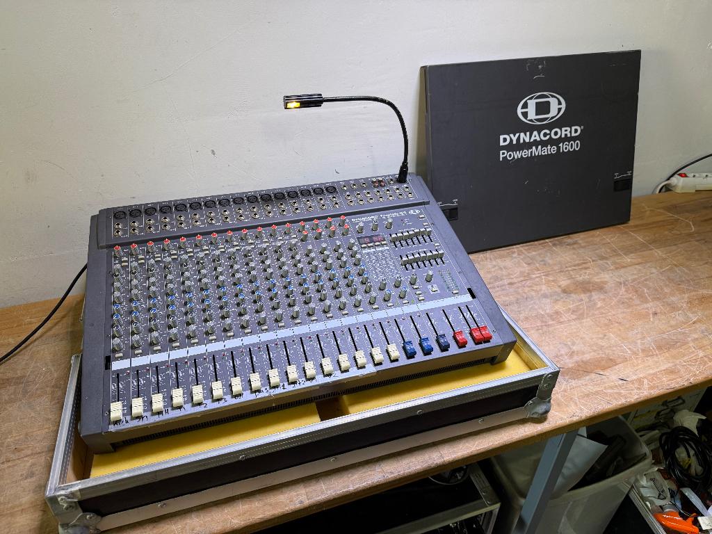 Dynacord PowerMate 1600 Powered mixer mengtafel + Flightcase, Ophalen of Verzenden, Gebruikt, 20 kanalen of meer, Microfooningang