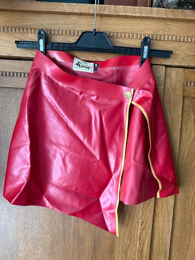 House of Harlot Rubber latex rode rok met split S, Ophalen of Verzenden, Zo goed als nieuw, House of Harlot, Maat 34 (XS) of kleiner