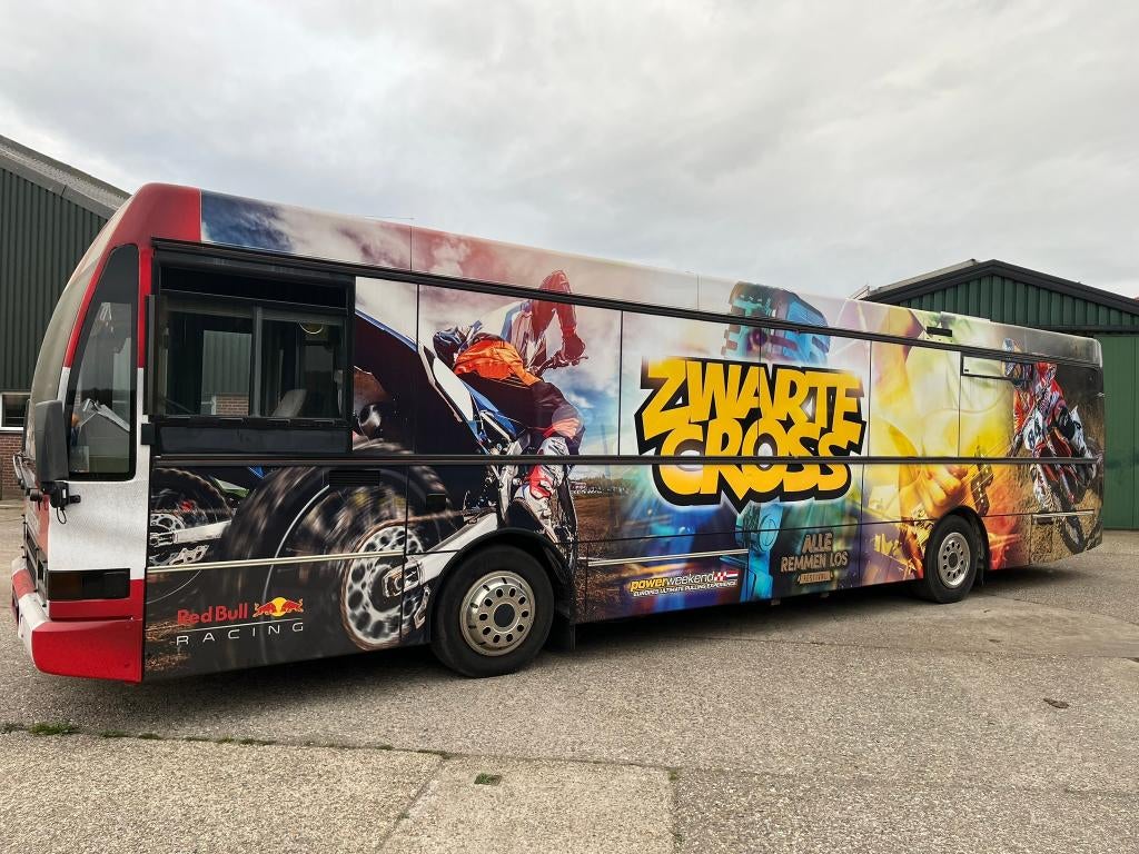 Unieke Partybus Camper – DAF SB220 – Zwarte Cross Style, Buscamper of Camperbus, 10 meter en meer, Raamblindering, Diesel