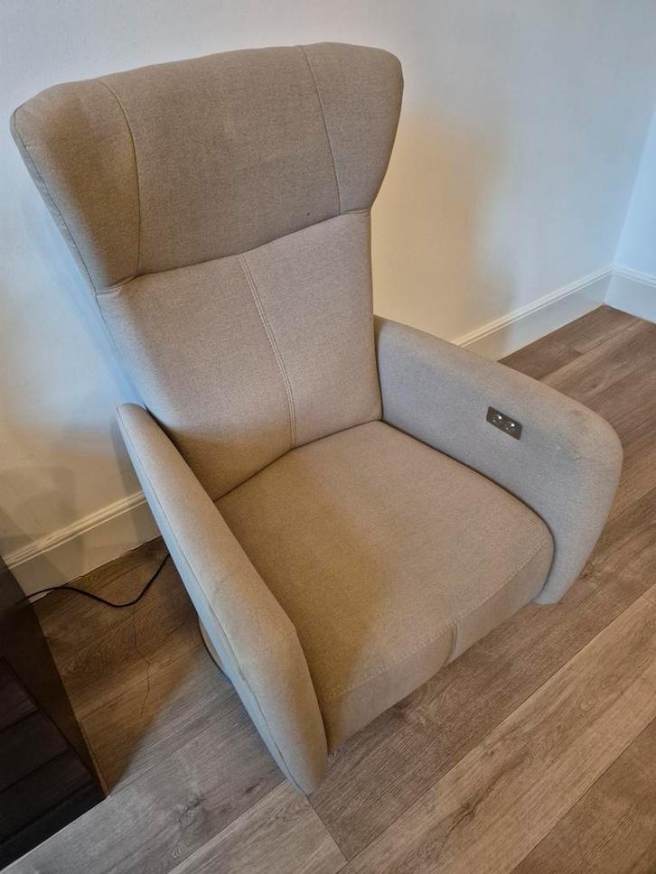 Mooie beige sta-op stoel, Huis en Inrichting, Fauteuils, Zo goed als nieuw, Stof, 75 tot 100 cm, 75 tot 100 cm, Ophalen