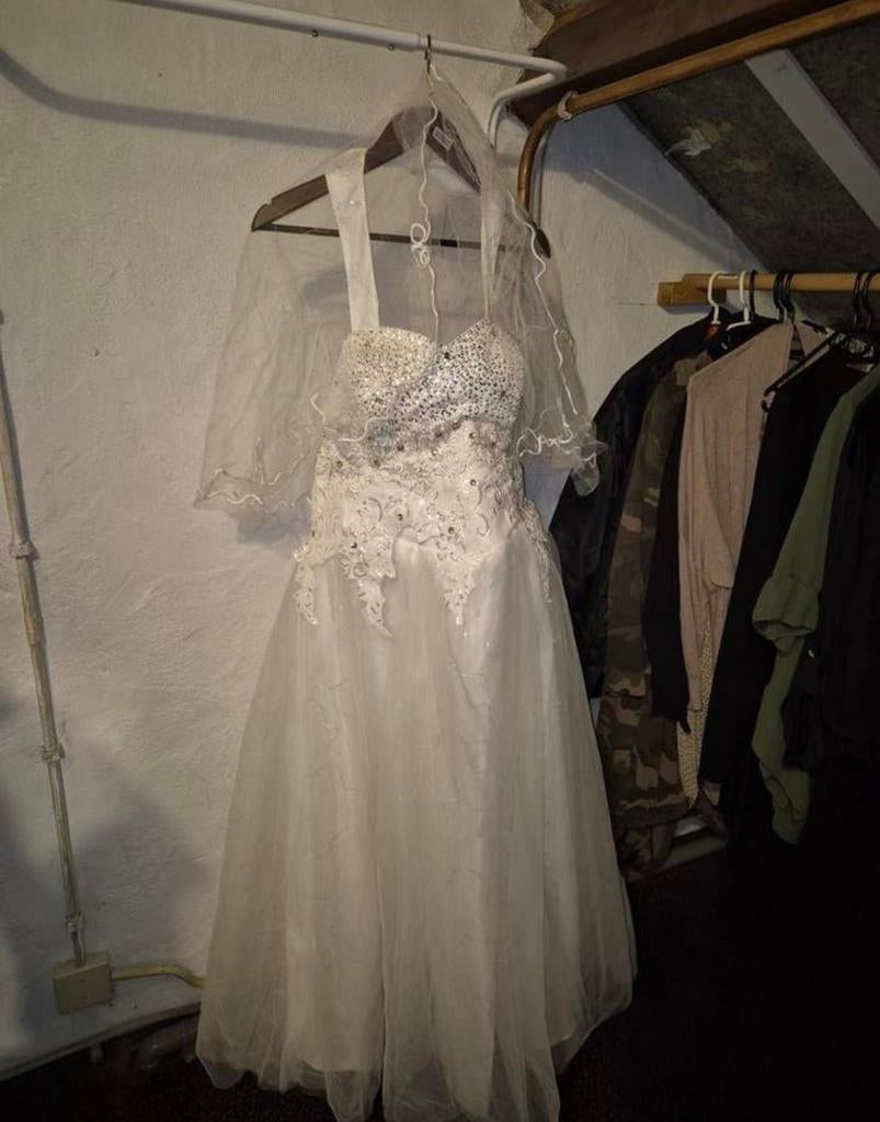 Witte trouwjurk met sluier, Ophalen, Gedragen, Wit, Trouwjurk