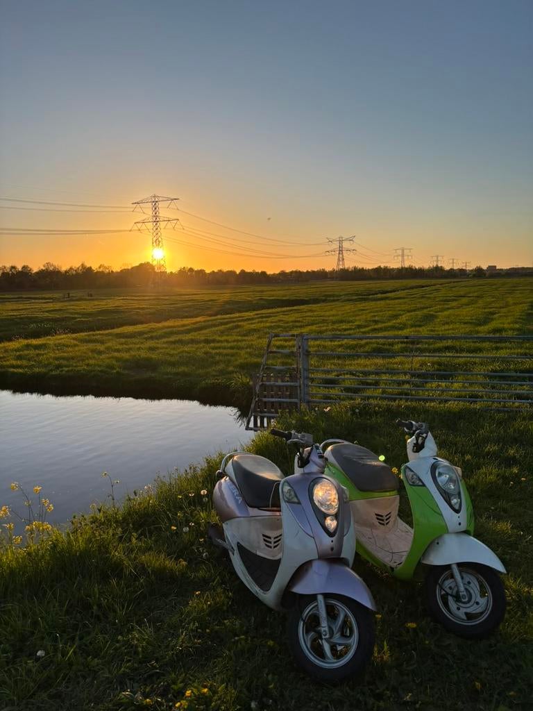 2x Sym Mio Scooters (Geel Kenteken) - Groen & Roze, Fietsen en Brommers, Scooters | SYM, Ophalen of Verzenden, Gebruikt, Benzine