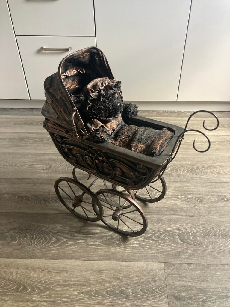 Decoratieve kinderwagen met pop, Ophalen
