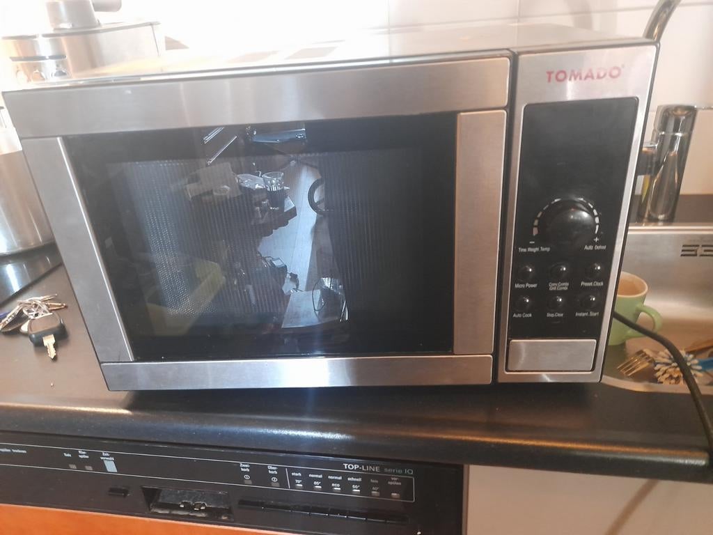 Nette tomado  magnetron, Witgoed en Apparatuur, Magnetrons, Gebruikt, Vrijstaand, Magnetron, 45 tot 60 cm, Draaiplateau, Ophalen