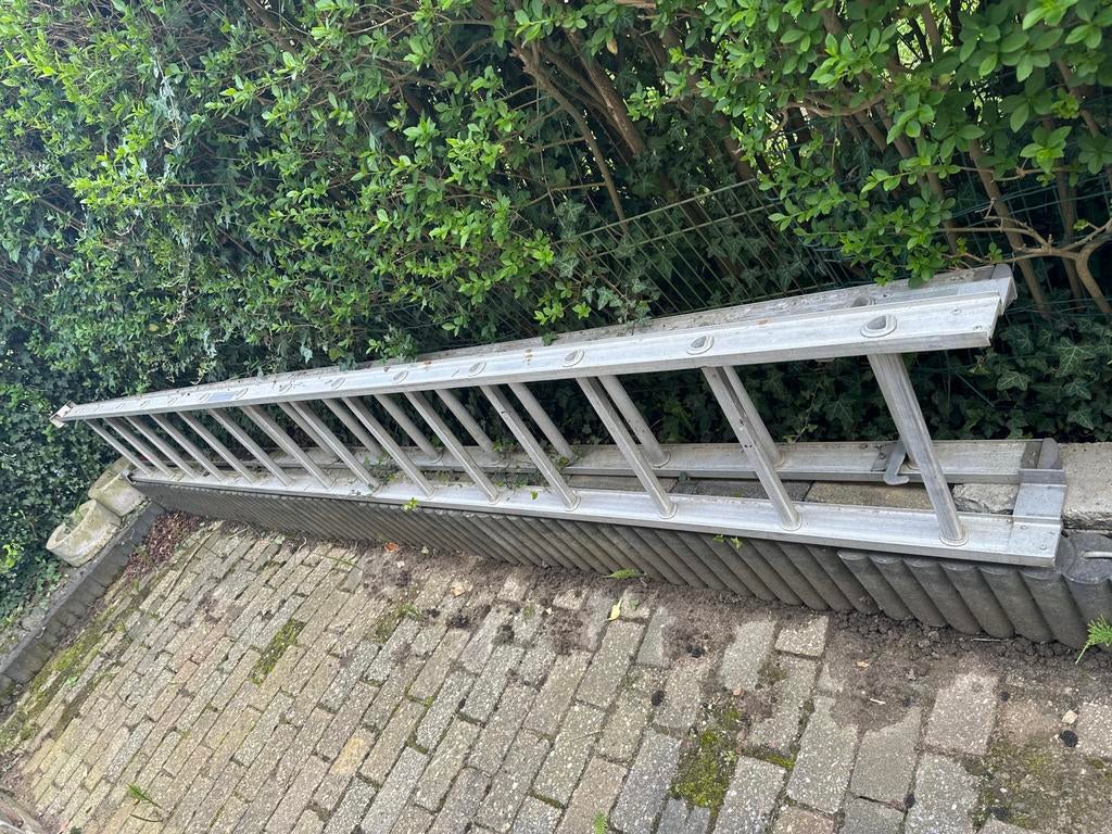 Lange uitschuifbare aluminium ladder 2-delig, Ophalen, Gebruikt, Ladder, Opvouwbaar of Inschuifbaar