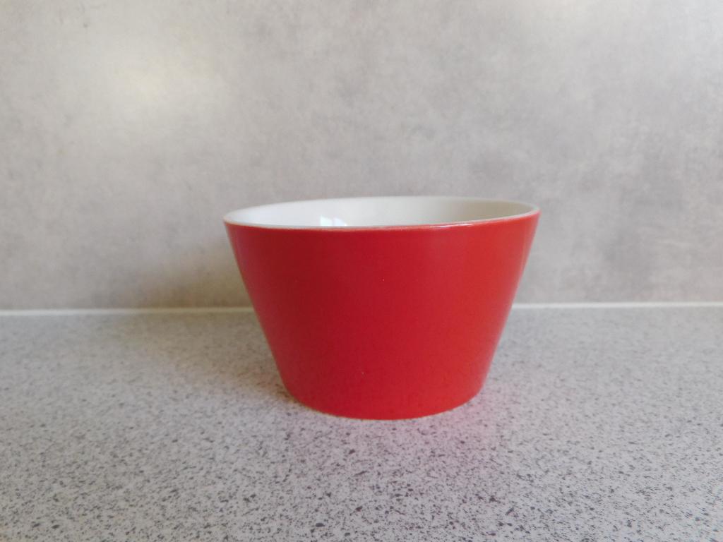 Kom 6x10 cm. Rood Berlin Hema, Huis en Inrichting, Ophalen of Verzenden, Zo goed als nieuw, Kom(men), Overige stijlen