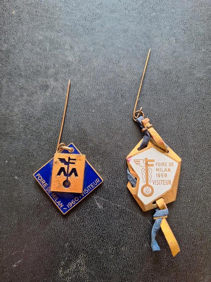 2x  italiaanse beurs voor meubels  1959 en 1960 Italie, Verzamelen, Speldjes, Pins en Buttons, Gebruikt, Overige onderwerpen, Ophalen of Verzenden