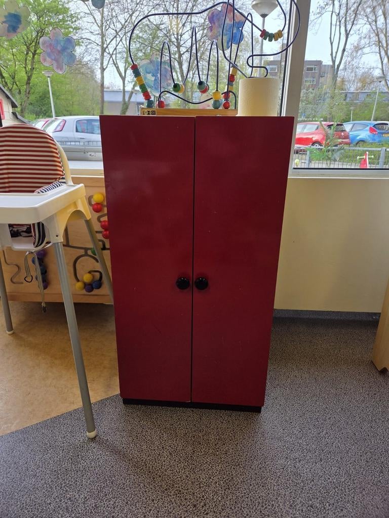 Stevig houten kastje, Ophalen