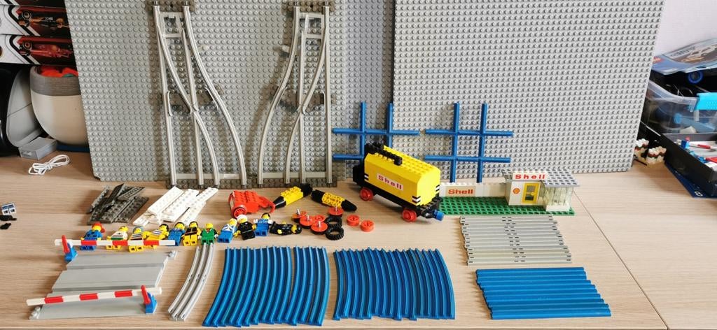 Lego retro rails, wagon, poppetjes en Shell tankstation, Ophalen of Verzenden