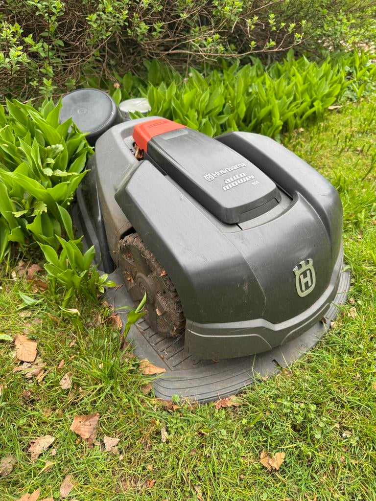 Husqvarna robotmaaier 105 + basisstation + klemmen + draad, Ophalen, Gebruikt, 20 tot 25 cm
