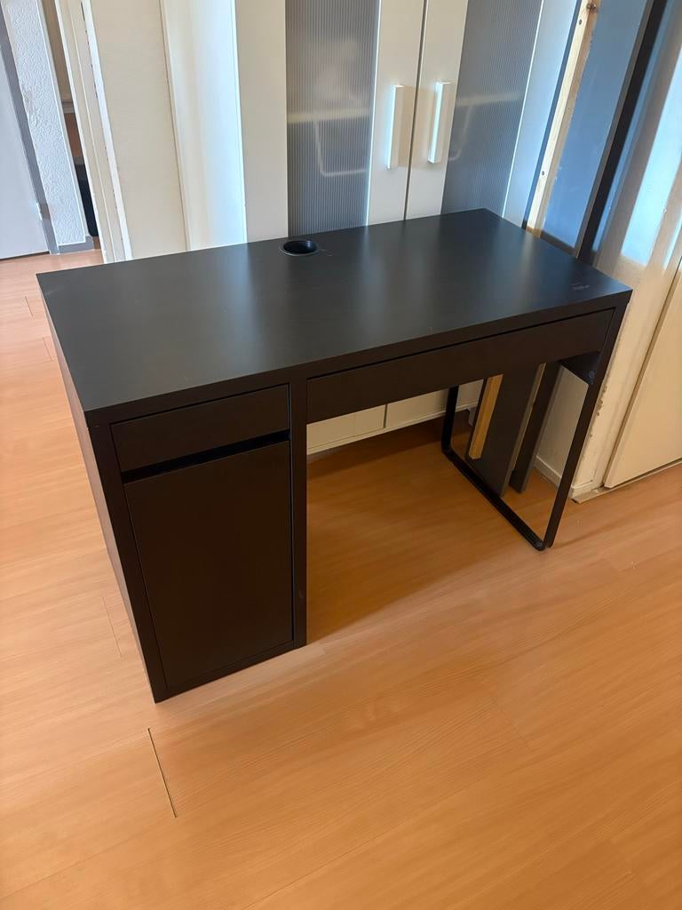 Modern Zwart Bureau met Lades en Kabelgoot, Ophalen, Zwart, Gebruikt, Overige merken