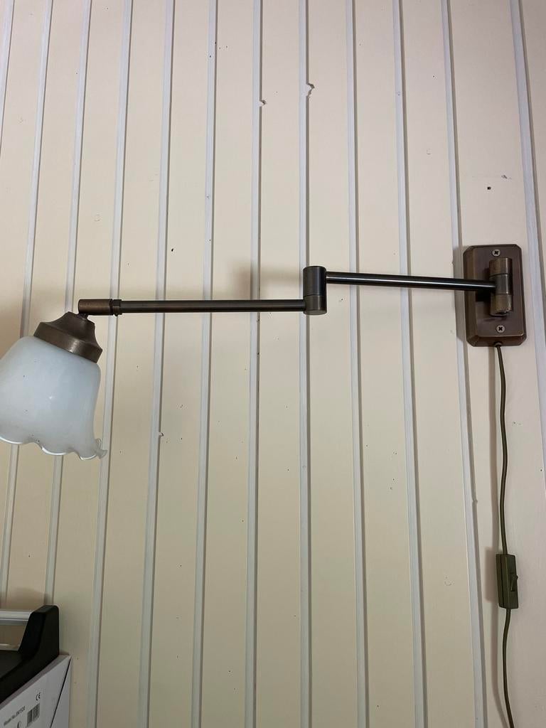 Vintage wandlamp met uitschuifbare arm en glazen kap, Ophalen of Verzenden, Gebruikt, Metaal