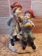 Fraai beeldje van jongen en meisje in de winter. Naam: AM/63, Ophalen of Verzenden, Zo goed als nieuw, Mens