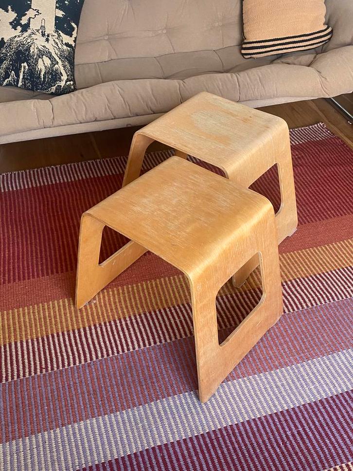 Ikea vintage Benjamin krukje bijzettafel plywood 2 stuks, Huis en Inrichting, Krukjes, Gebruikt, Hout, Ophalen