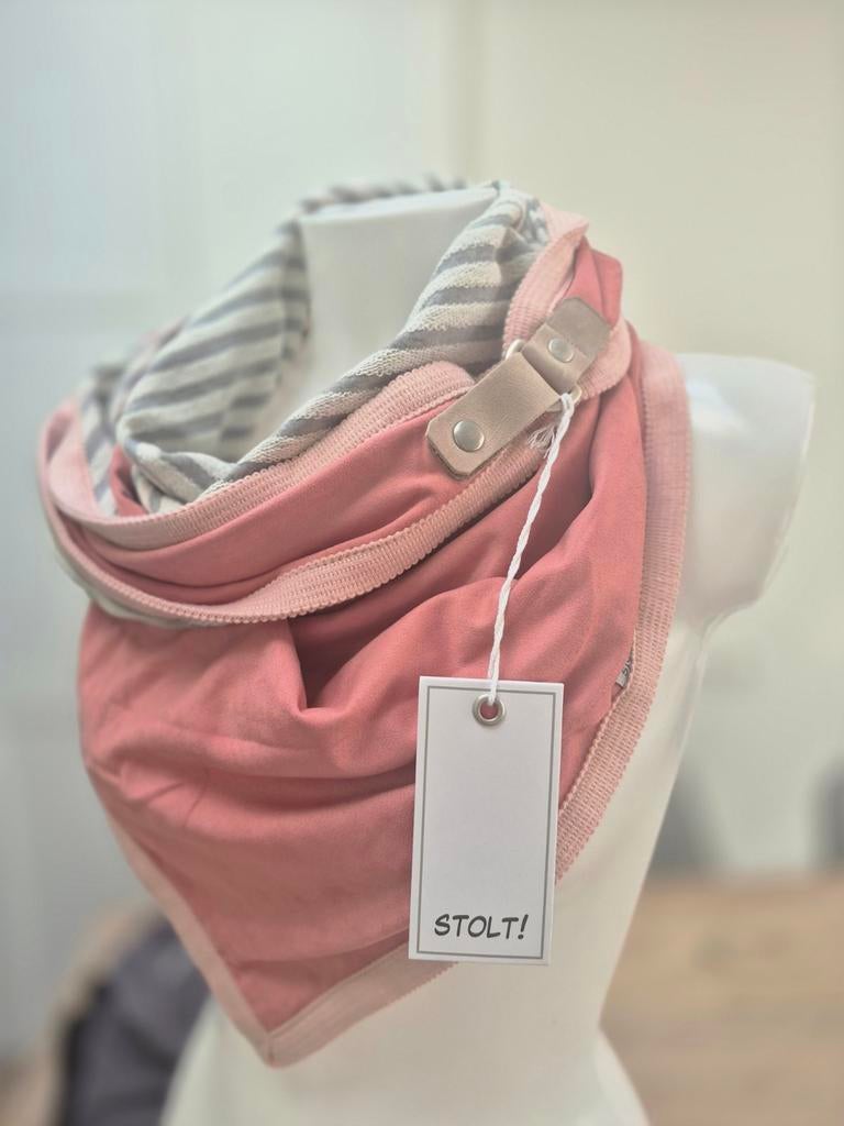 Mooie Stolt Sjaal - Lichtgrijs gestreept met roze, Kleding | Dames, Mutsen, Sjaals en Handschoenen, Stolt!, Verzenden, Nieuw, Sjaal